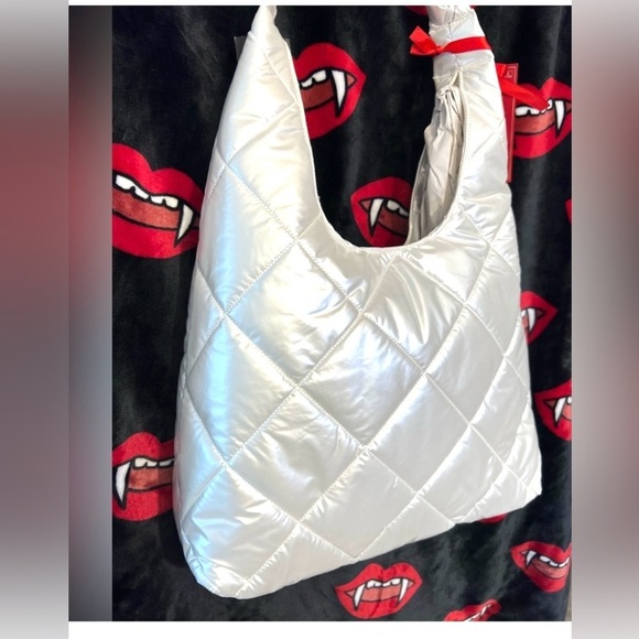 ❤️❤️NWT-HOUSE OF HARLOW 1960 WHITE/ PEARL QUILTED PUFFER HOBO SET❤️❤️ - Picture 9 of 14